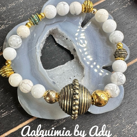 Howlite brass charm beaded bracelet - Picture 1 of 1